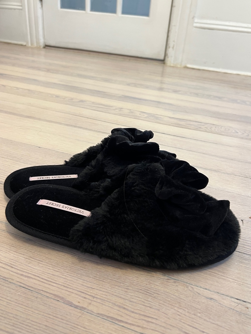 VICTORIA’S SECRET Women’s Black Faux Fur Velvet Bow Plush Slippers M 7-8 NWT